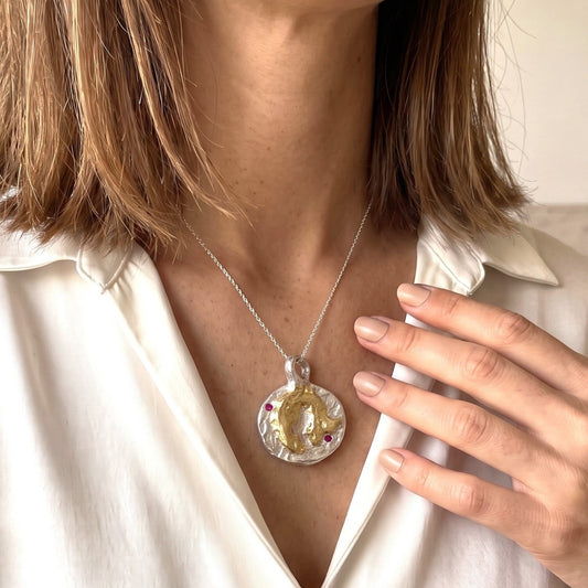 Model mit dem Mondmeere-Anhänger aus Silber, Gold-Vermeil und Rubinen
