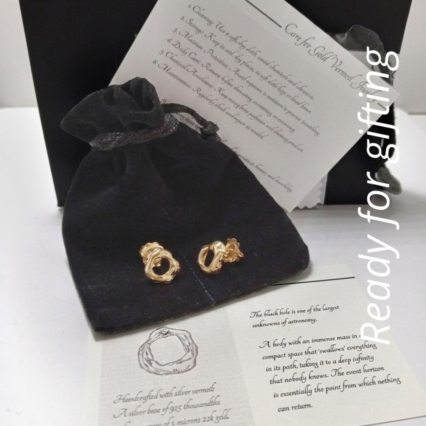 Los pendientes de oro vermeil presentados en su bolsa de regalo de joyería artesanal sostenible.