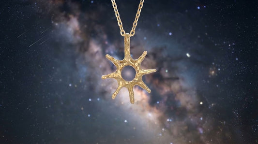 Colgante Galaxia de María del Pino sobre un cielo estrellado con estrellas fugaces