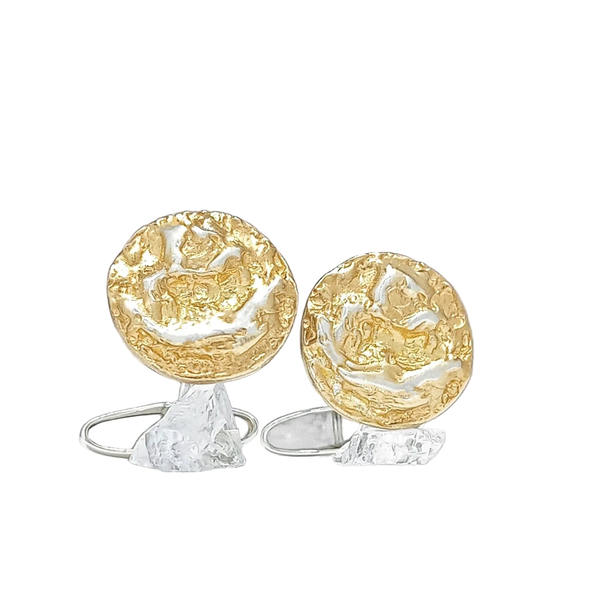 Par de gemelos redondos de oro vermeil y plata de ley con una textura cósmica escultural sobre fondo blanco. Su diseño redondo y equilibrado los convierte en una pieza versátil: elegante para eventos formales y distintiva para looks contemporáneos.