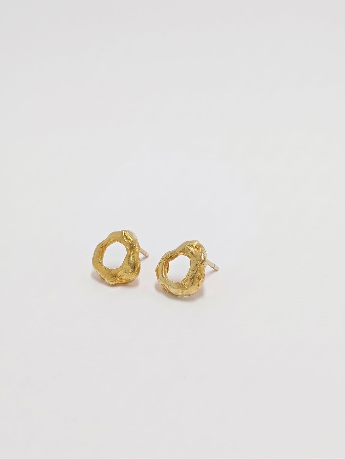 Pendientes Agujero Negro en oro vermeil con textura orgánica