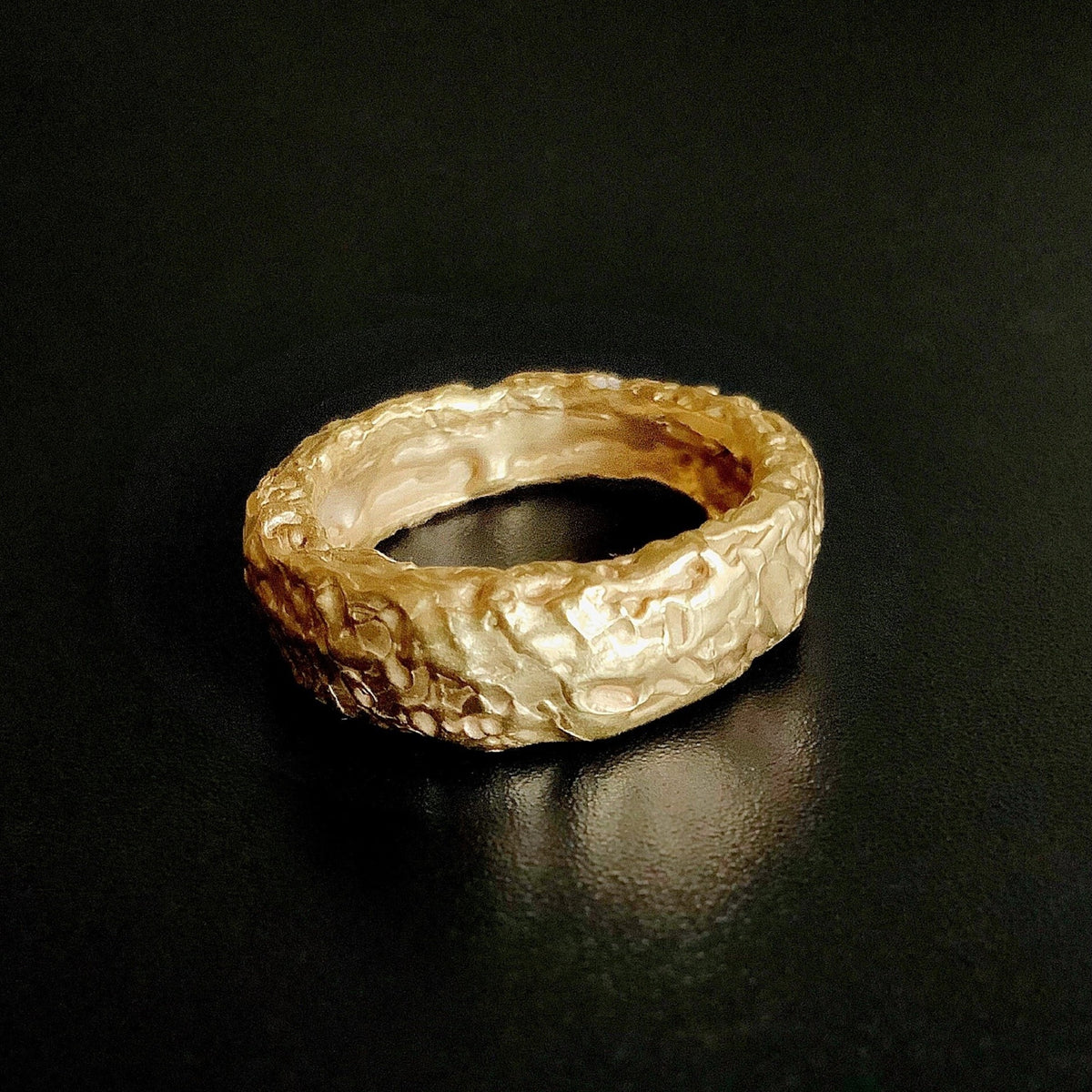 Anillo Carina de oro de 18 k con relieve escultural