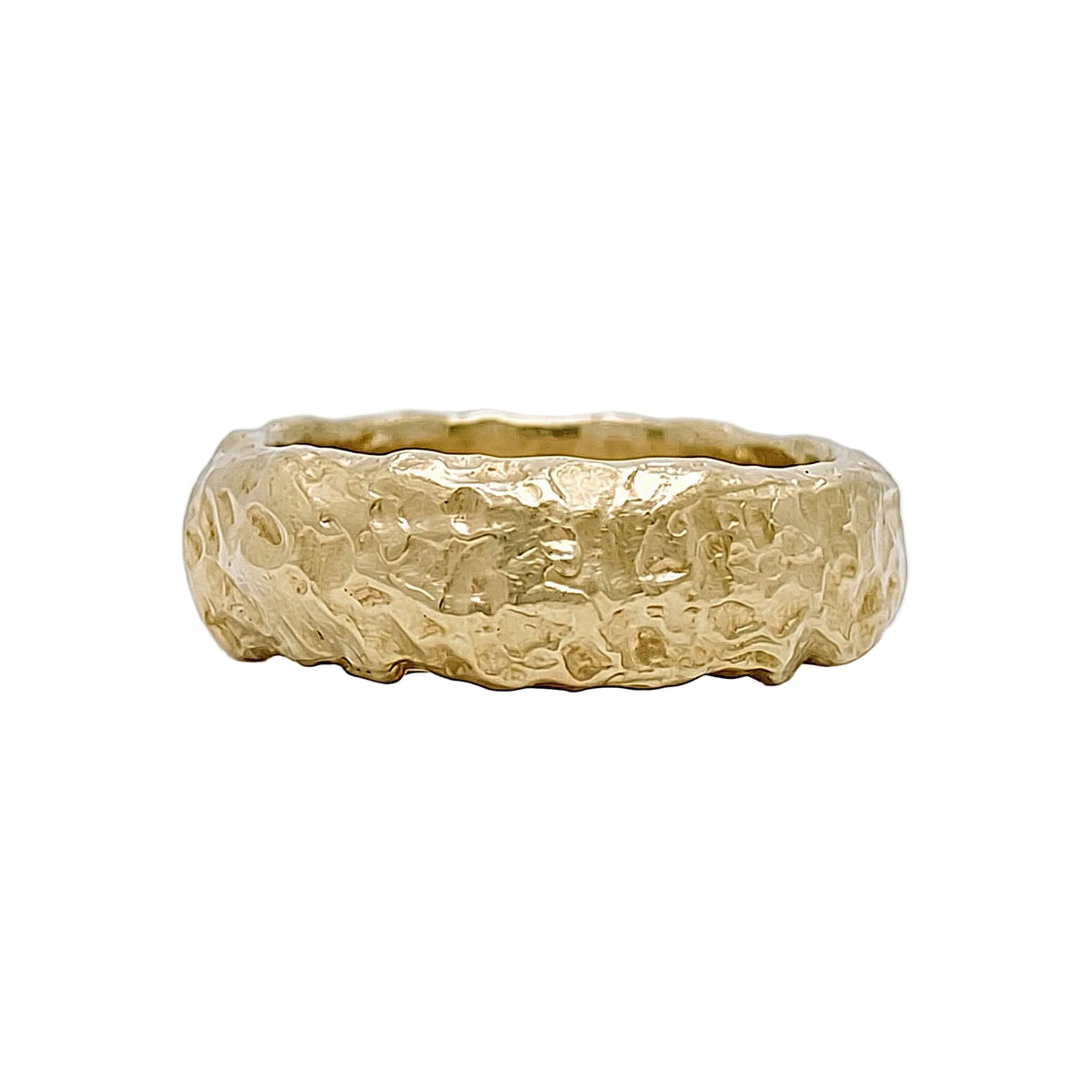 Anillo Carina de oro de 18 k con textura escultural sobre fondo claro