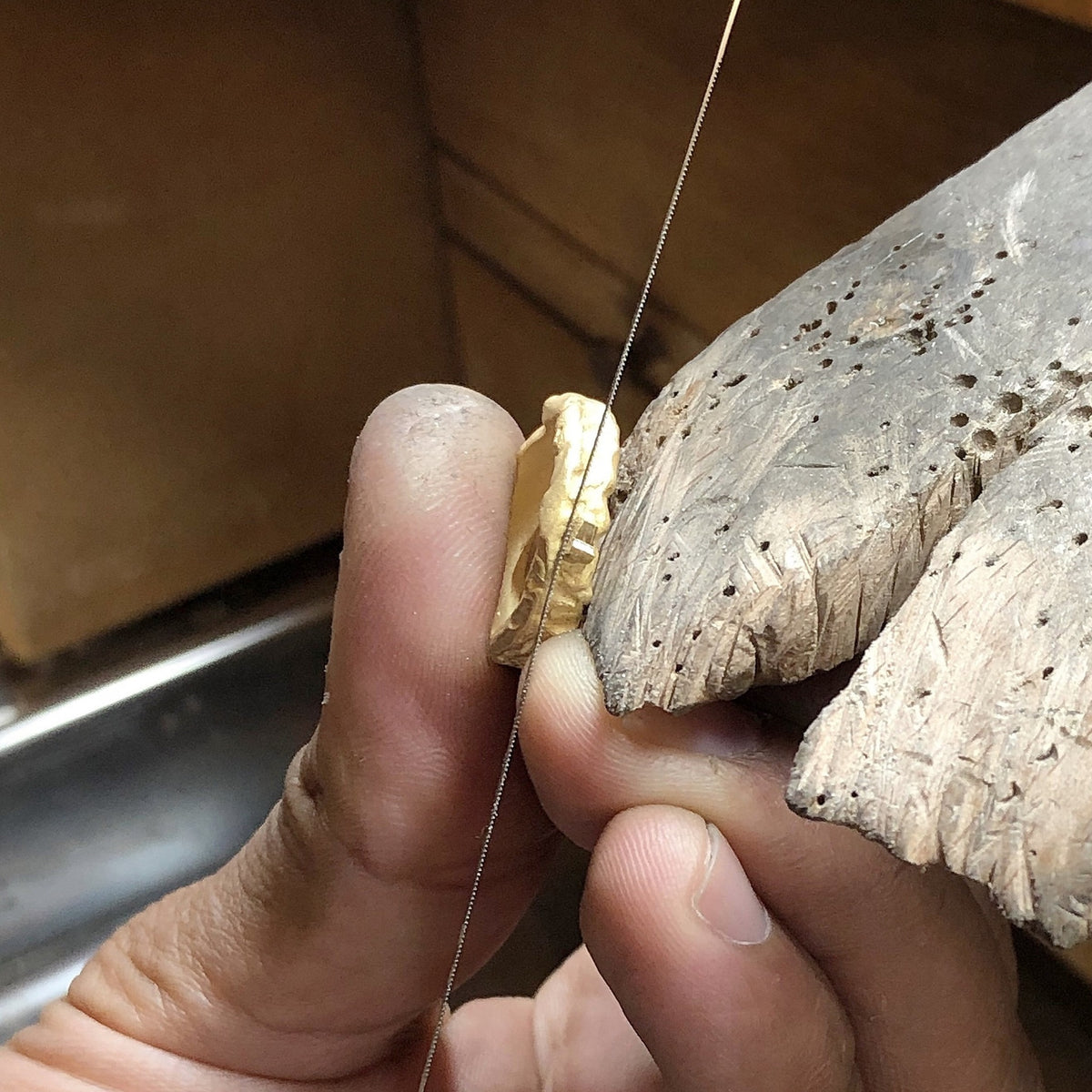 Anillo Superficie Solar de oro de 18 k en el taller