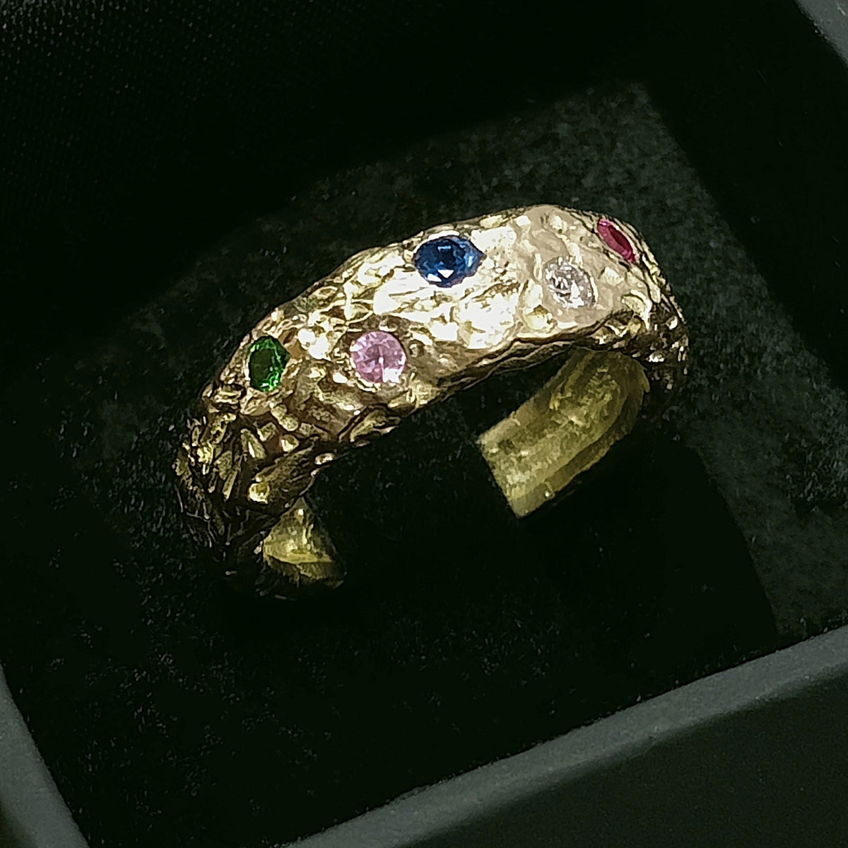 Anillo Casiopea de oro de 18 k dentro de su estuche