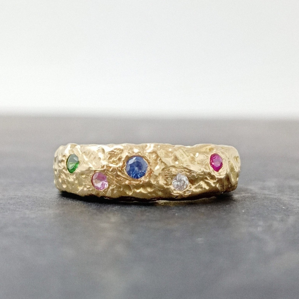 Anillo Casiopea de oro de 18 k con zafiros, tsavorita y diamante, de frente