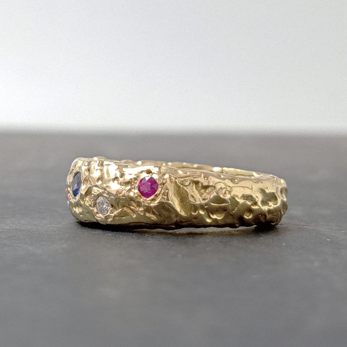 Anillo Casiopea de oro de 18 k visto de lado, con su textura orgánica