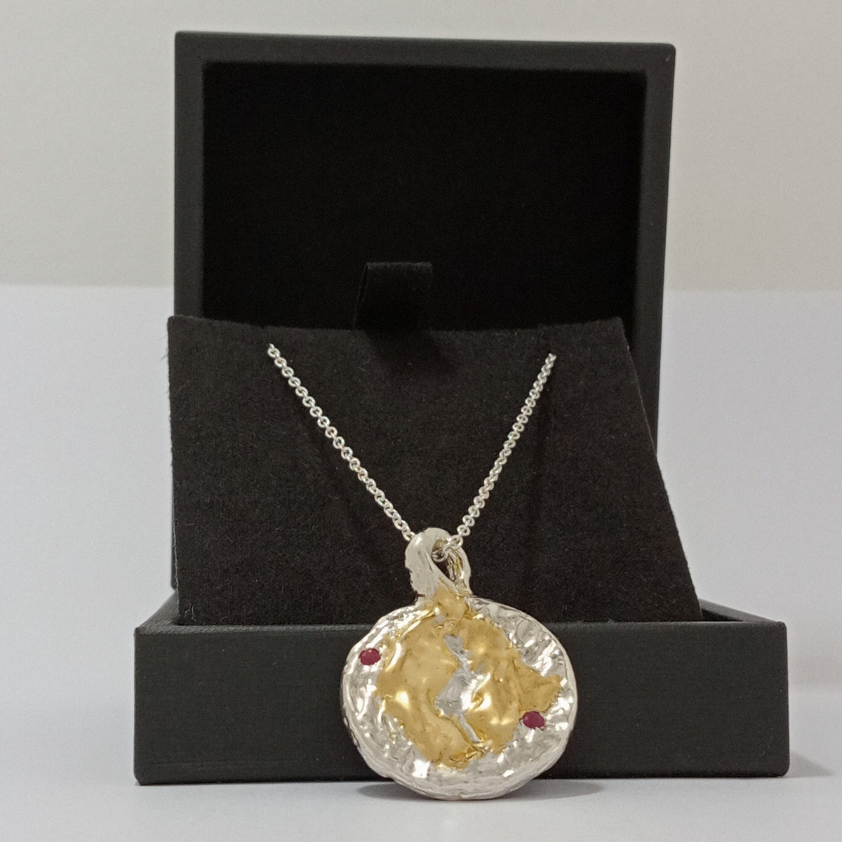 Colgante Mares de Luna dentro de su estuche, listo para regalar