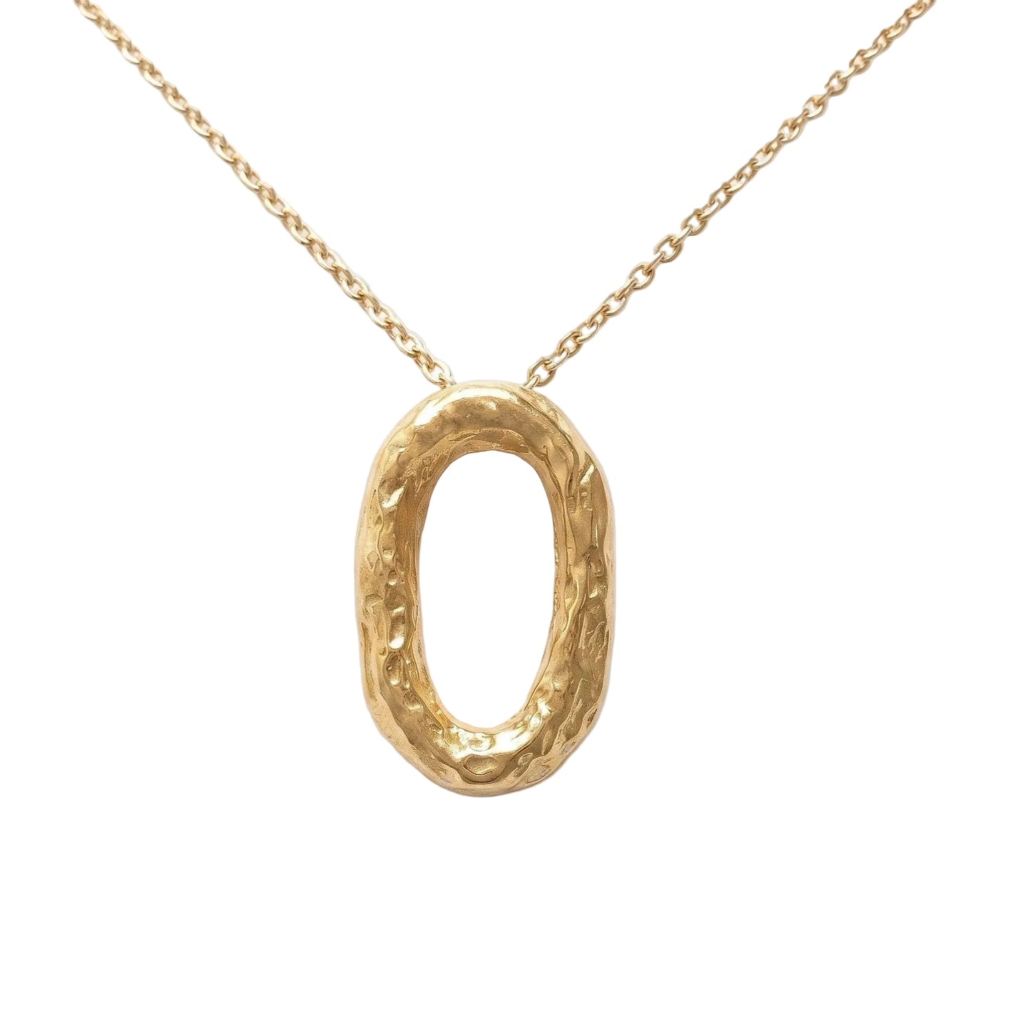 Collar con un colgante ovalado de oro con textura martillada, suspendido de una fina cadena dorada sobre un fondo blanco limpio.