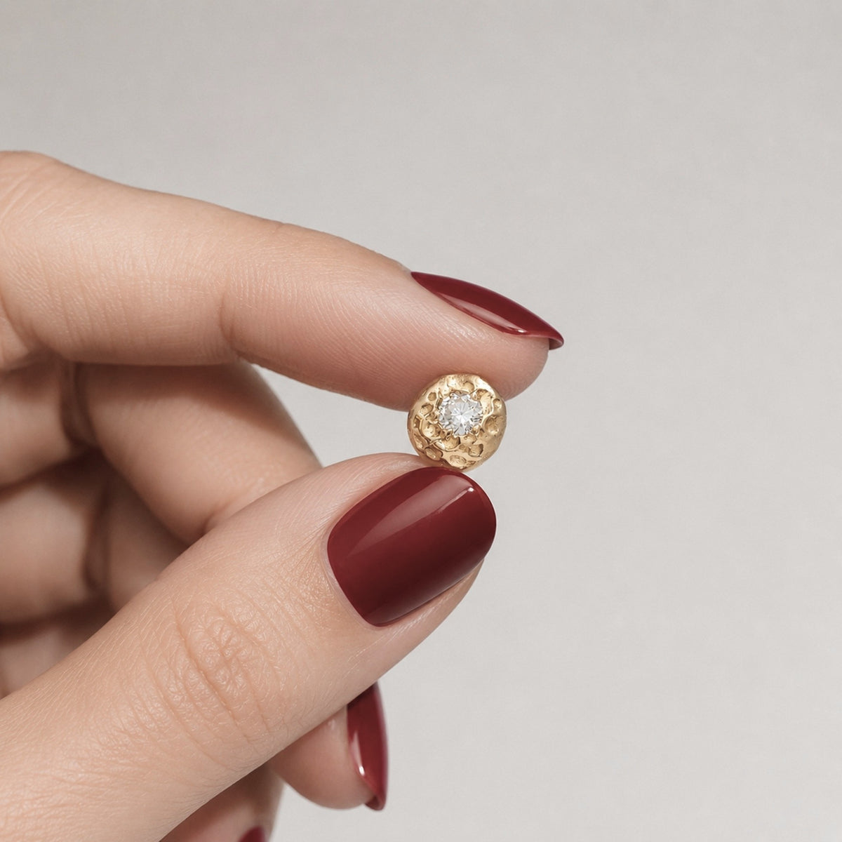 Pendiente de oro de 18 k con diamante en la mano, para ver su tamaño
