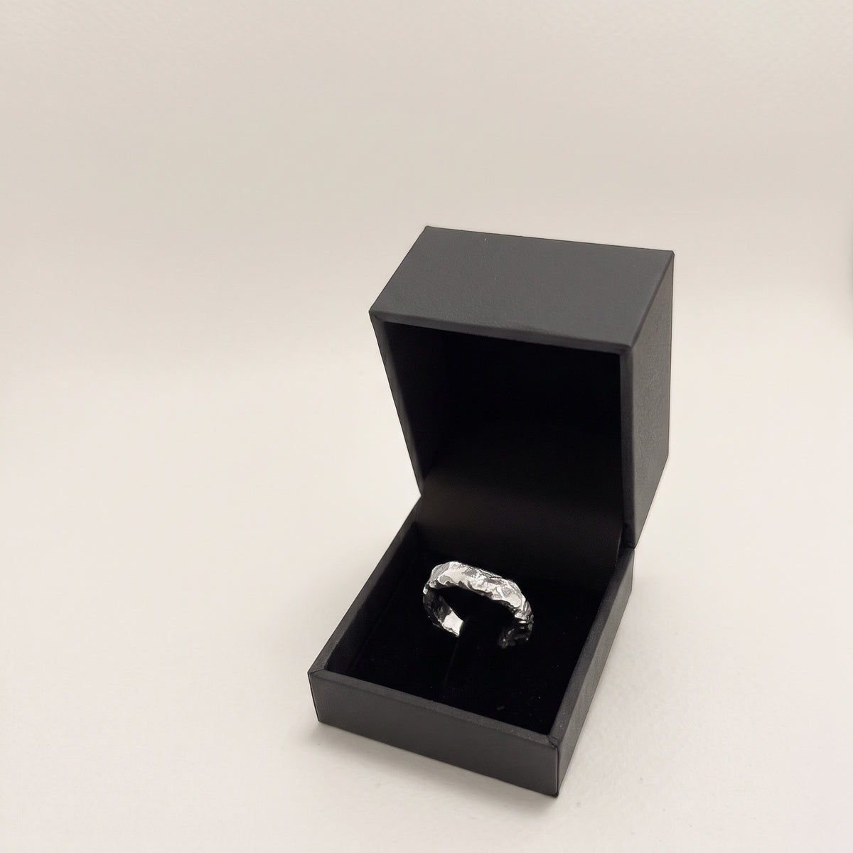 Anillo Superficie Solar de plata de ley en su estuche de regalo