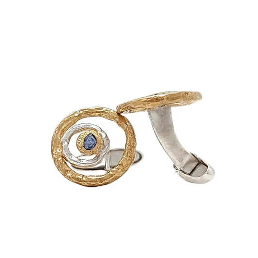 Wellen-Manschettenknopf aus Silber und Gold-Vermeil mit Rohsaphir, Vorderansicht