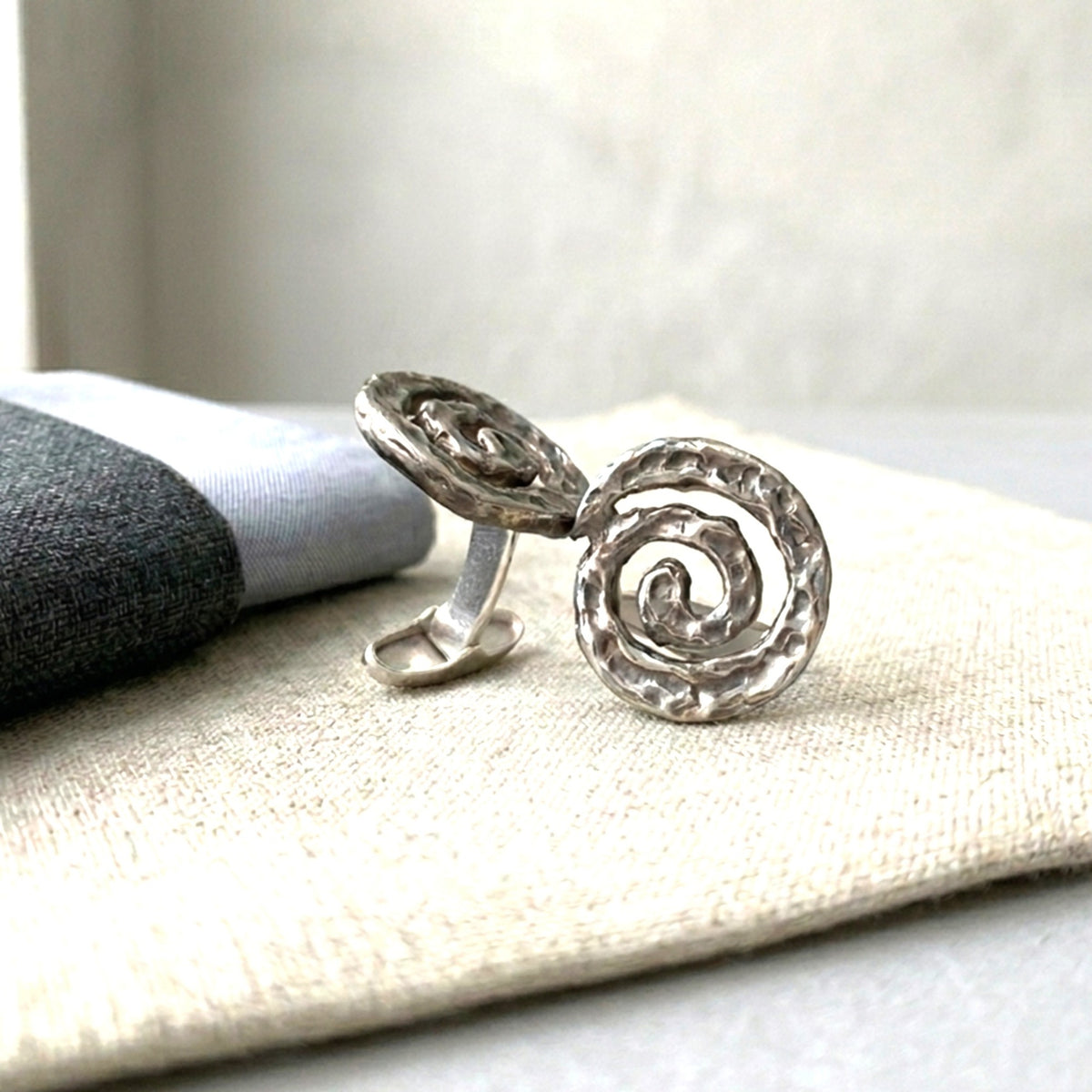 Detalle de la espiral de plata sobre rodio negro de los gemelos Galaxia