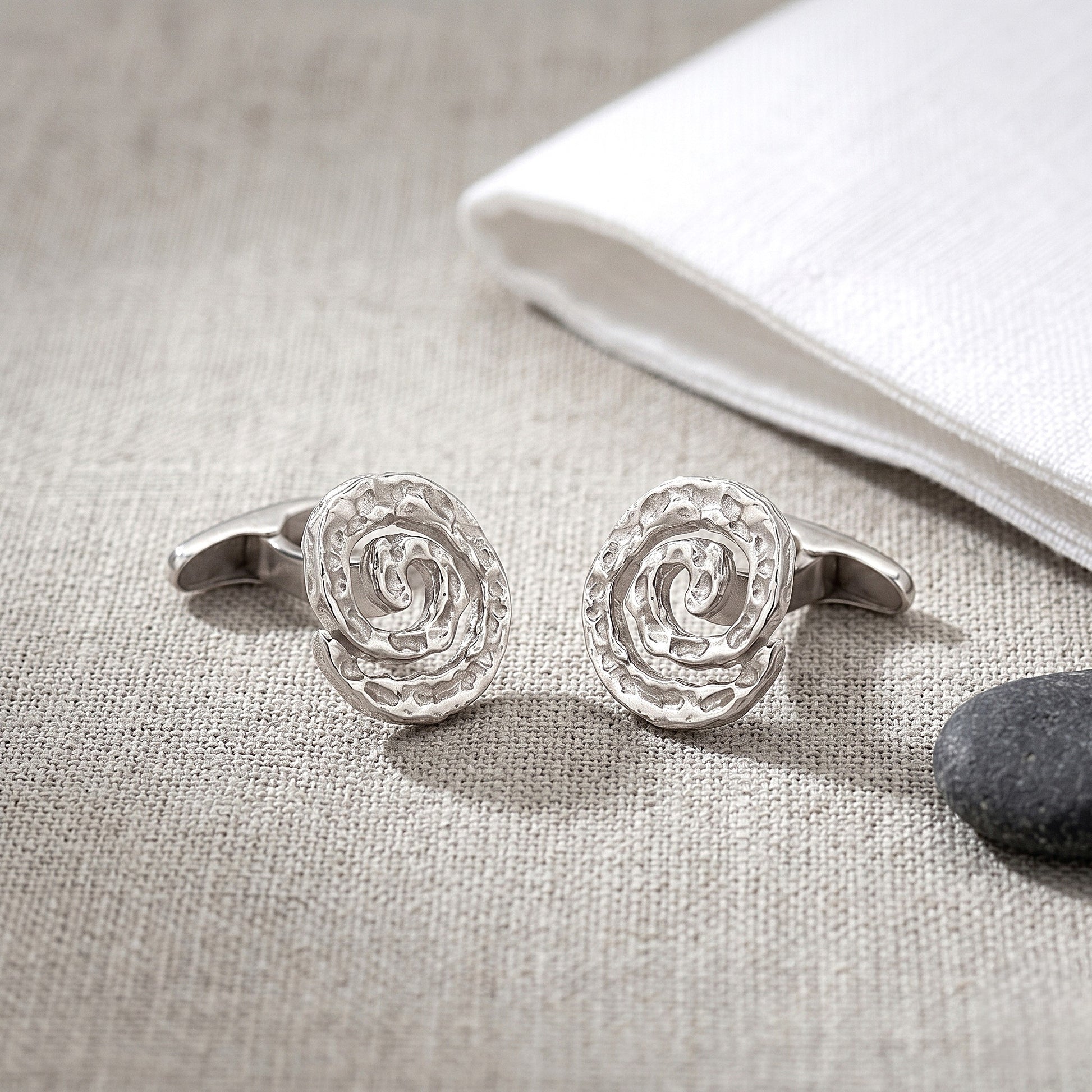 Gemelos de plata de ley 1,8 cm con relieve de espiral sobre tela de lino y una piedra decorativa.