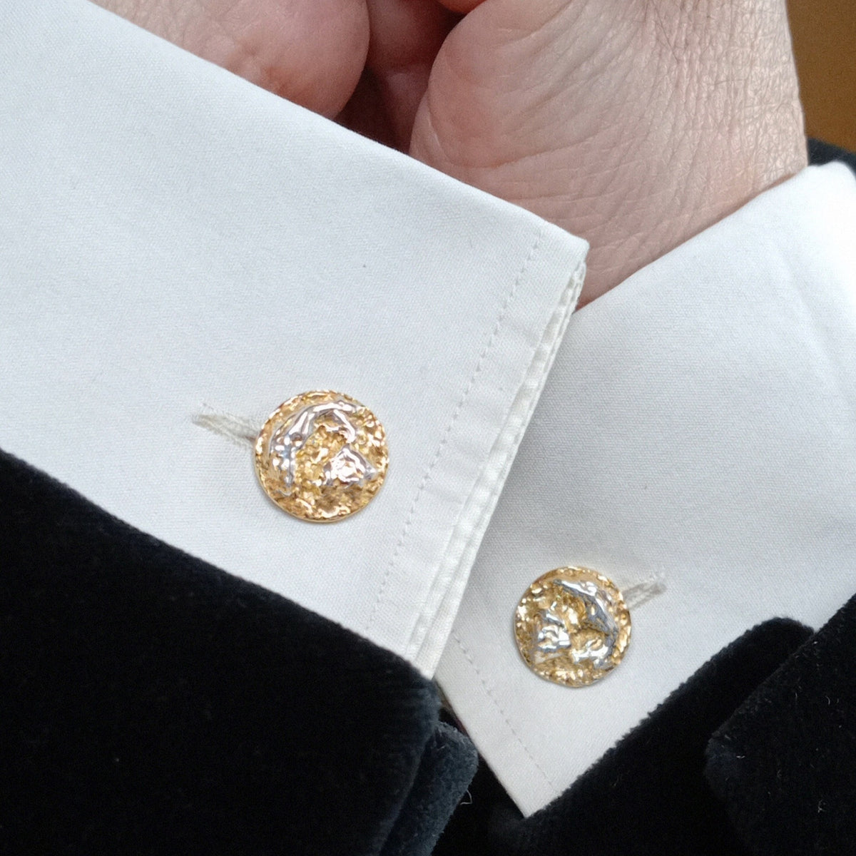 Gemelos Mares de Luna con camisa blanca en un look formal