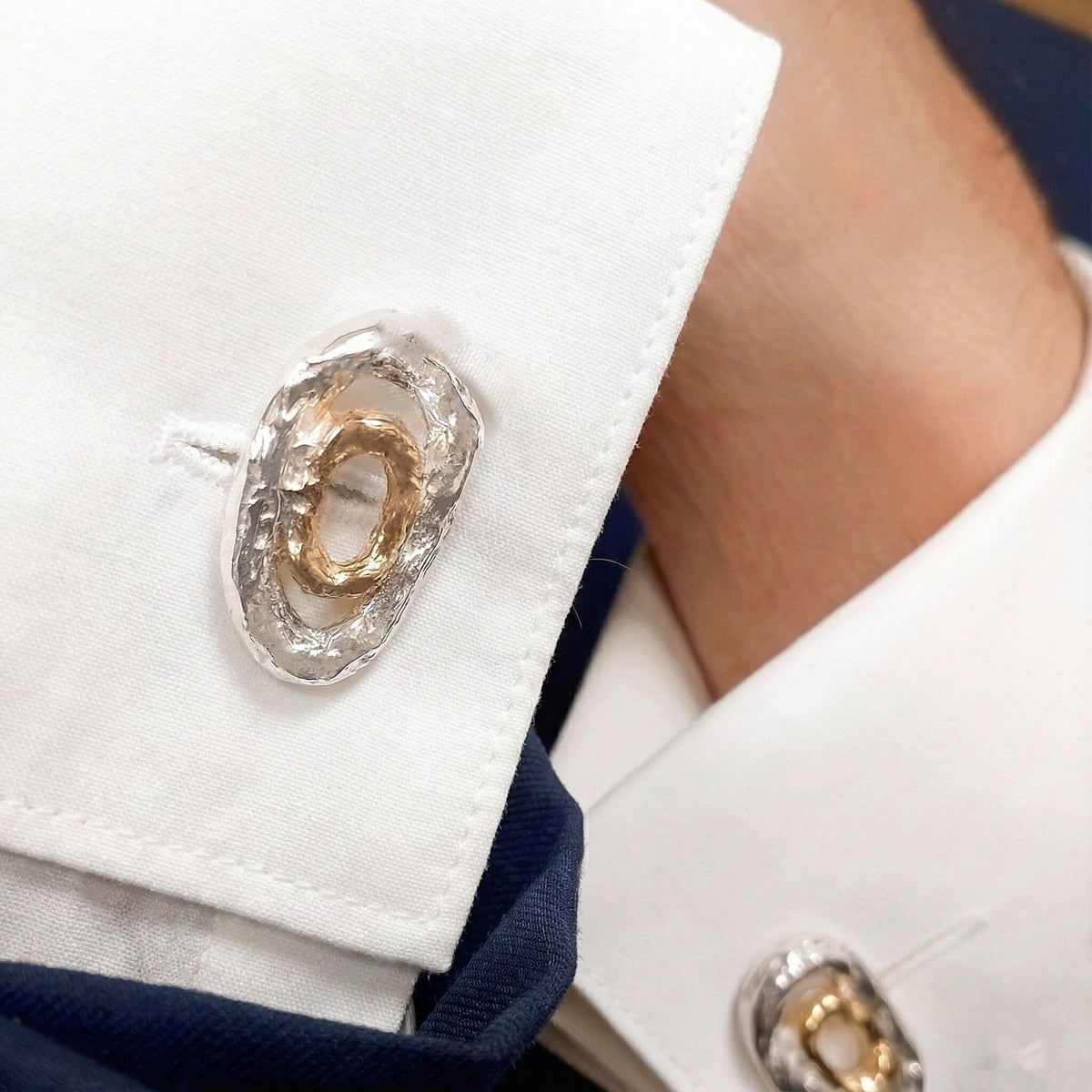 Gemelos Órbita puestos en el puño de una camisa