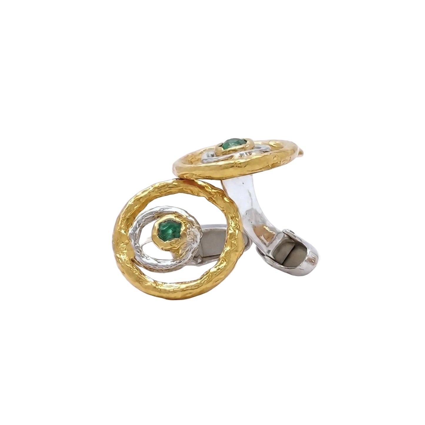 Gemelos artesanales de estilo Wabi-Sabi en plata y oro vermeil con esmeraldas naturales en bruto en círculos concéntricos texturizados sobre fondo blanco.