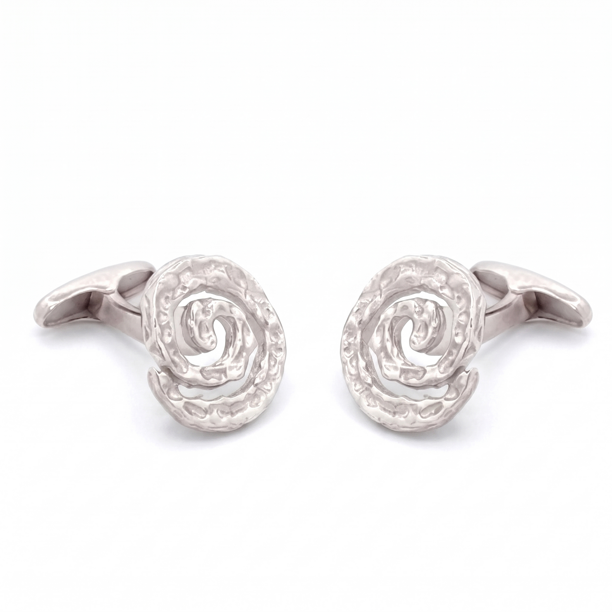 Pareja de gemelos de plata 925 con forma de espiral sobre fondo blanco neutro.