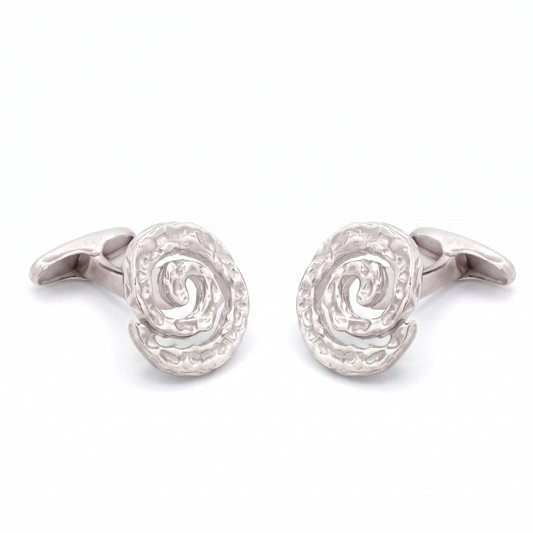 Pareja de gemelos de plata 925 con forma de espiral sobre fondo blanco neutro.