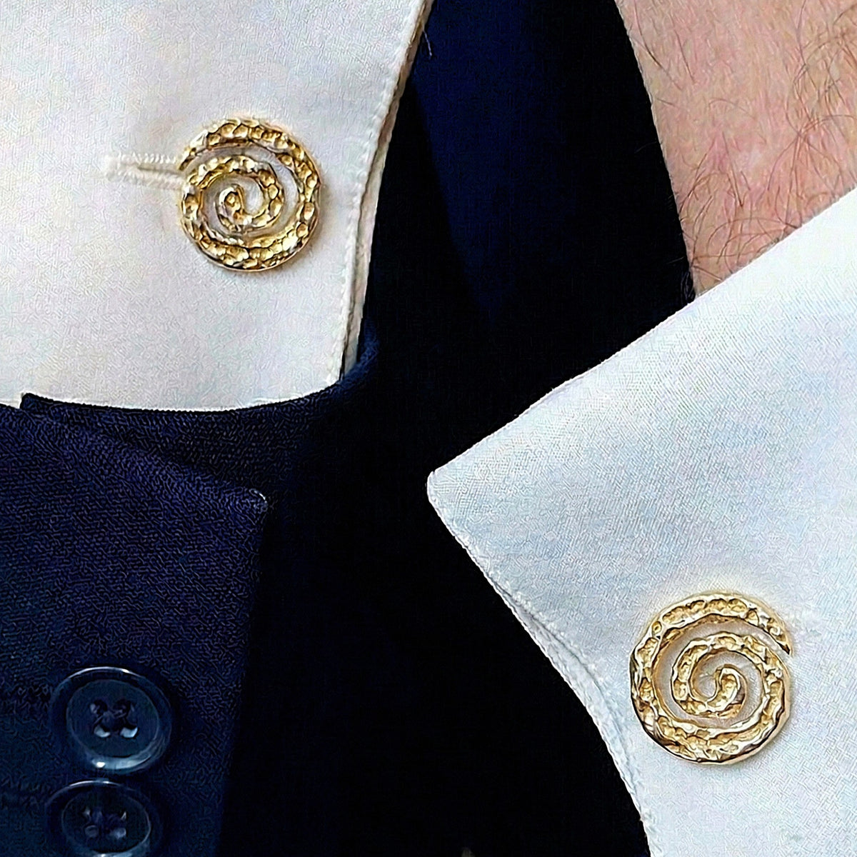 Gemelos Galaxia en plata y oro vermeil puestos en los puños de una camisa