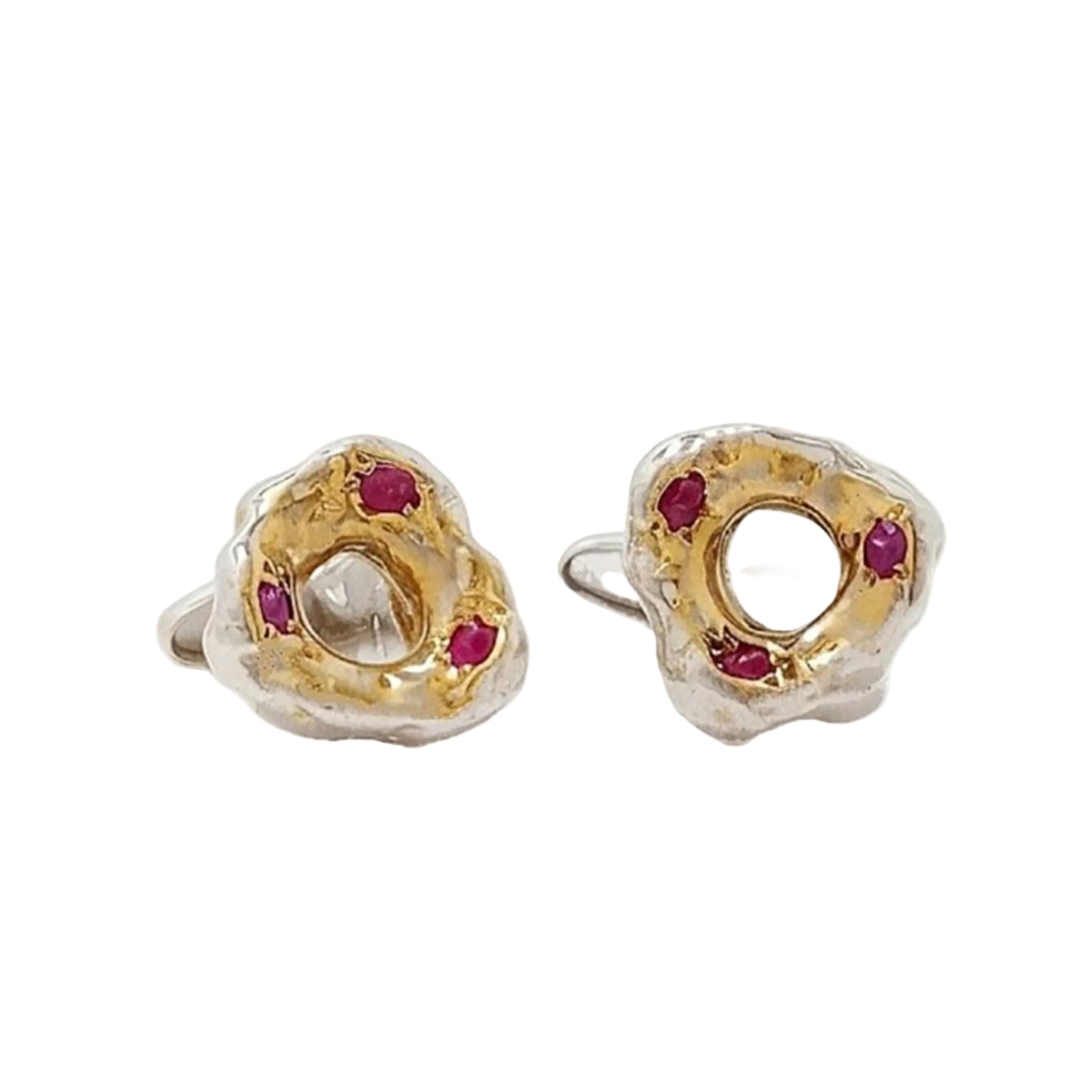 Pareja de gemelos de joyería de autor con diseño orgánico circular en plata, baño de oro y tres rubíes.