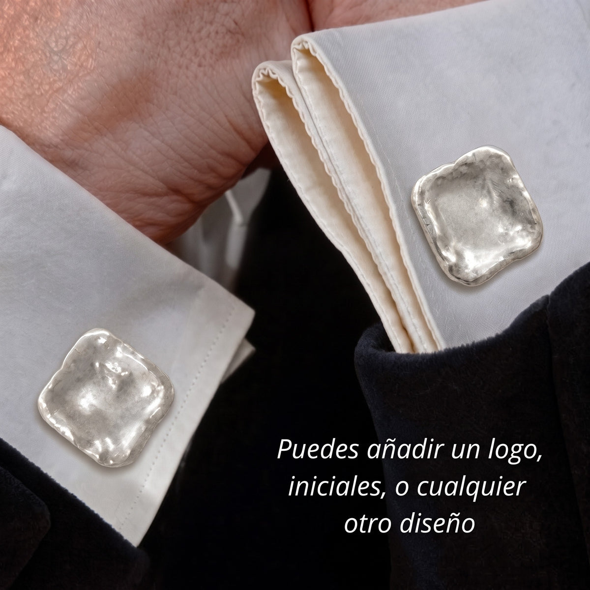Gemelos cuadrados de plata con iniciales en oro de 18 k en el puño de una camisa