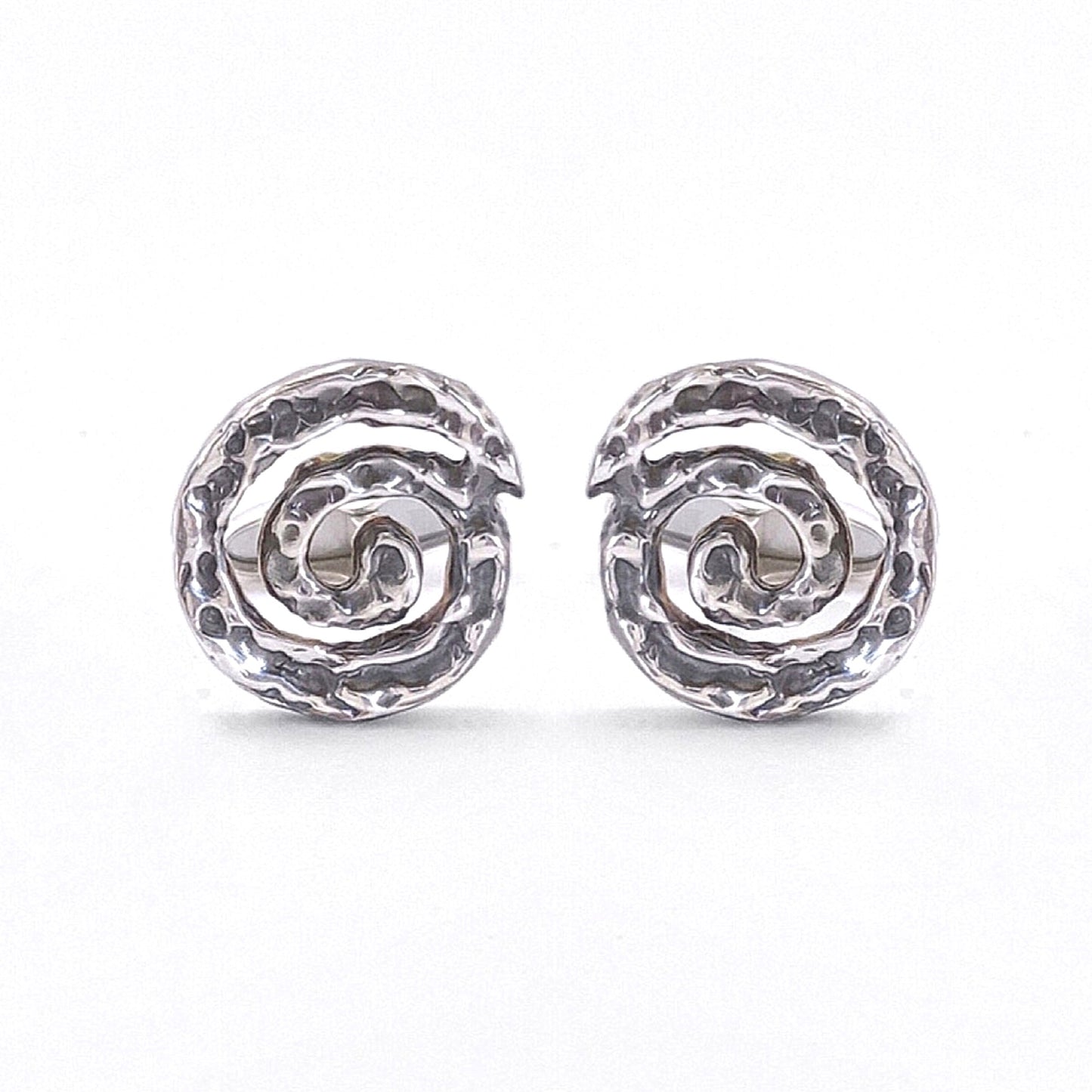 Par de gemelos de plata de ley 925 con forma de espiral y acabado en rodio negro, vistos de frente sobre fondo blanco.