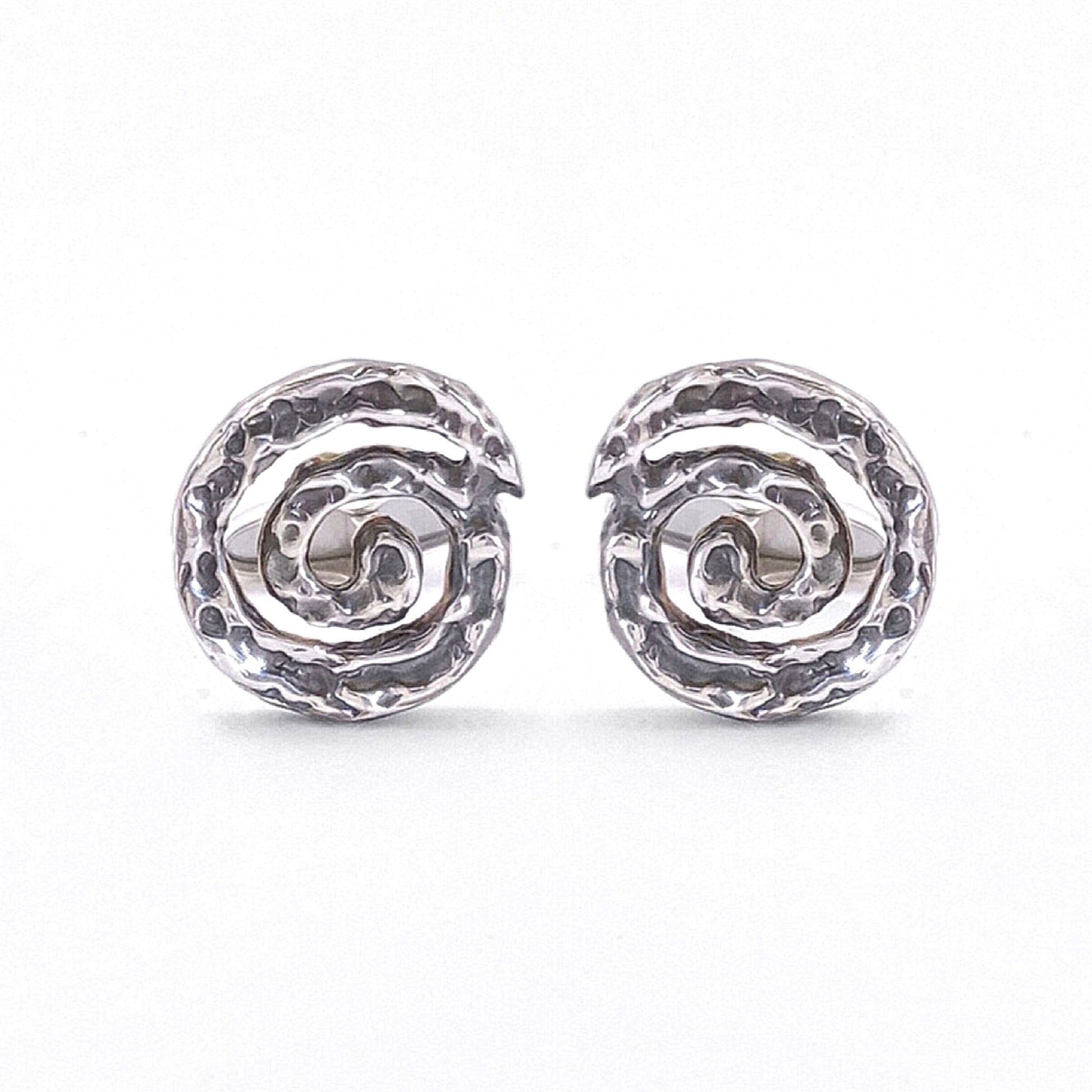 Par de gemelos de plata de ley 925 con forma de espiral y acabado en rodio negro, vistos de frente sobre fondo blanco.