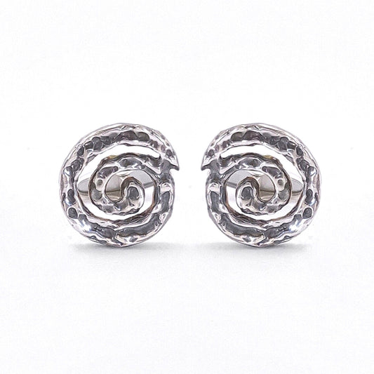 Par de gemelos de plata de ley 925 con forma de espiral y acabado en rodio negro, vistos de frente sobre fondo blanco.