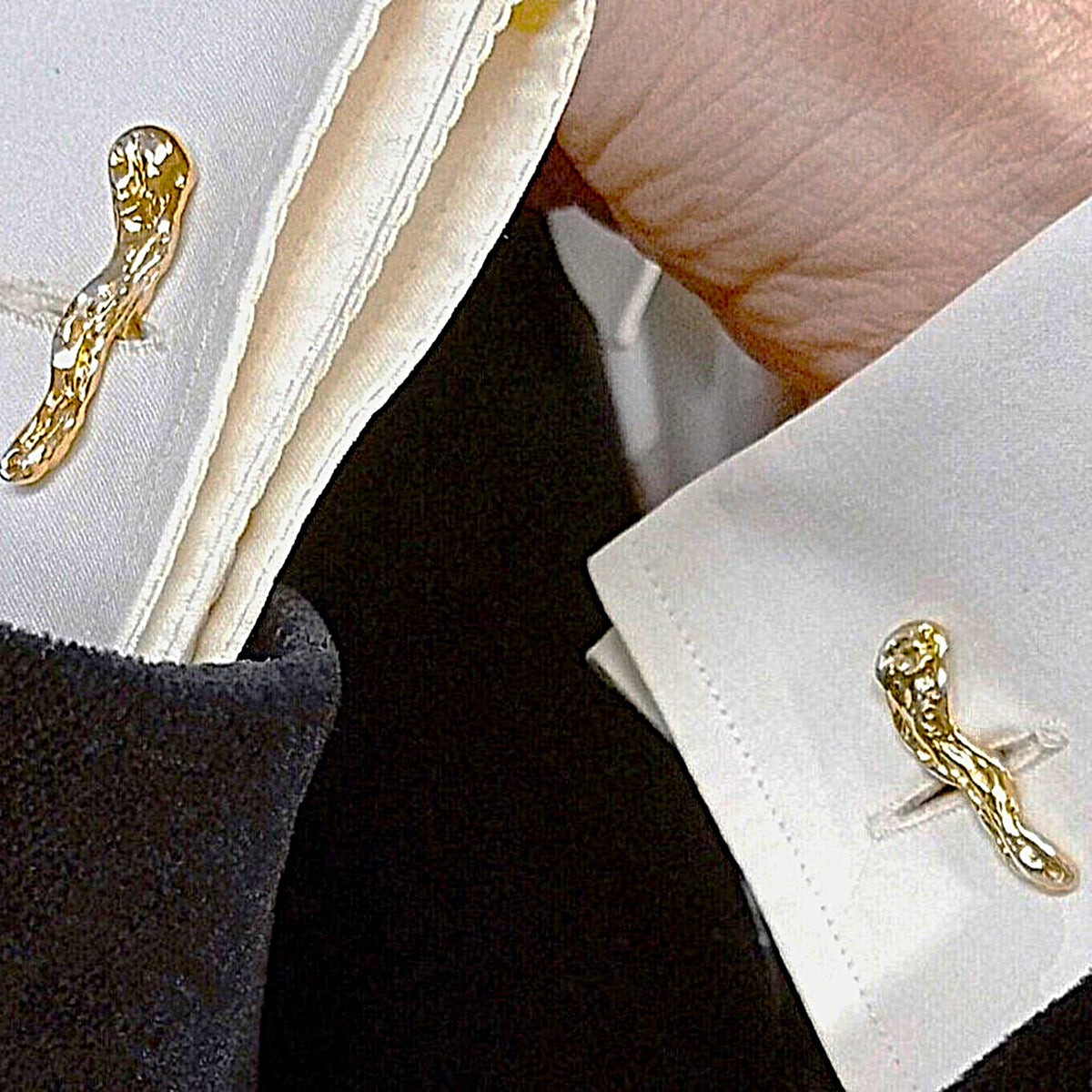 Gemelos Vía Láctea de plata y oro puestos con camisa blanca