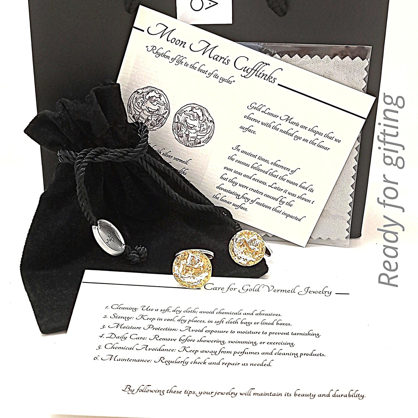 Gemelos de oro vermeil y plata de ley con textura lunar orgánica, presentados en una bolsa de joyería con tarjeta de cuidados del oro Vermeil