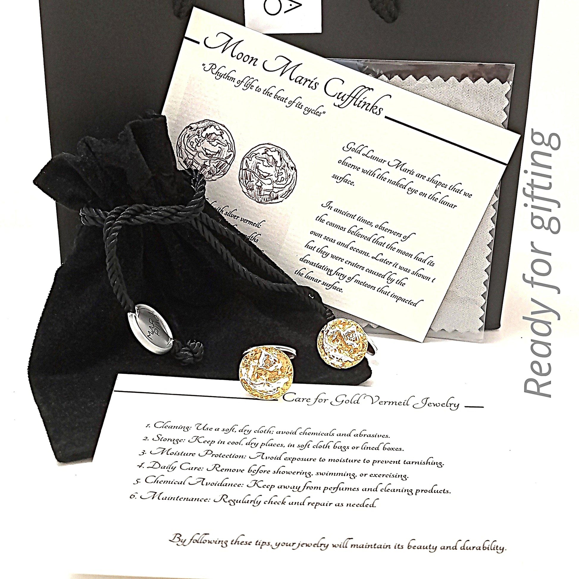Gemelos de oro vermeil y plata de ley con textura lunar orgánica, presentados en una bolsa de joyería con tarjeta de cuidados del oro Vermeil