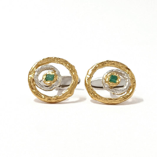 Gemelos Ondas en plata de ley y oro vermeil, con círculos concéntricos martillados a mano y una esmeralda en bruto en el centro