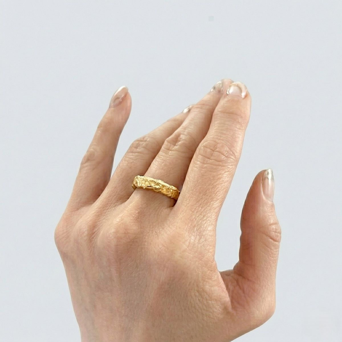 Modelo con el anillo Superficie Solar de oro de 18 k