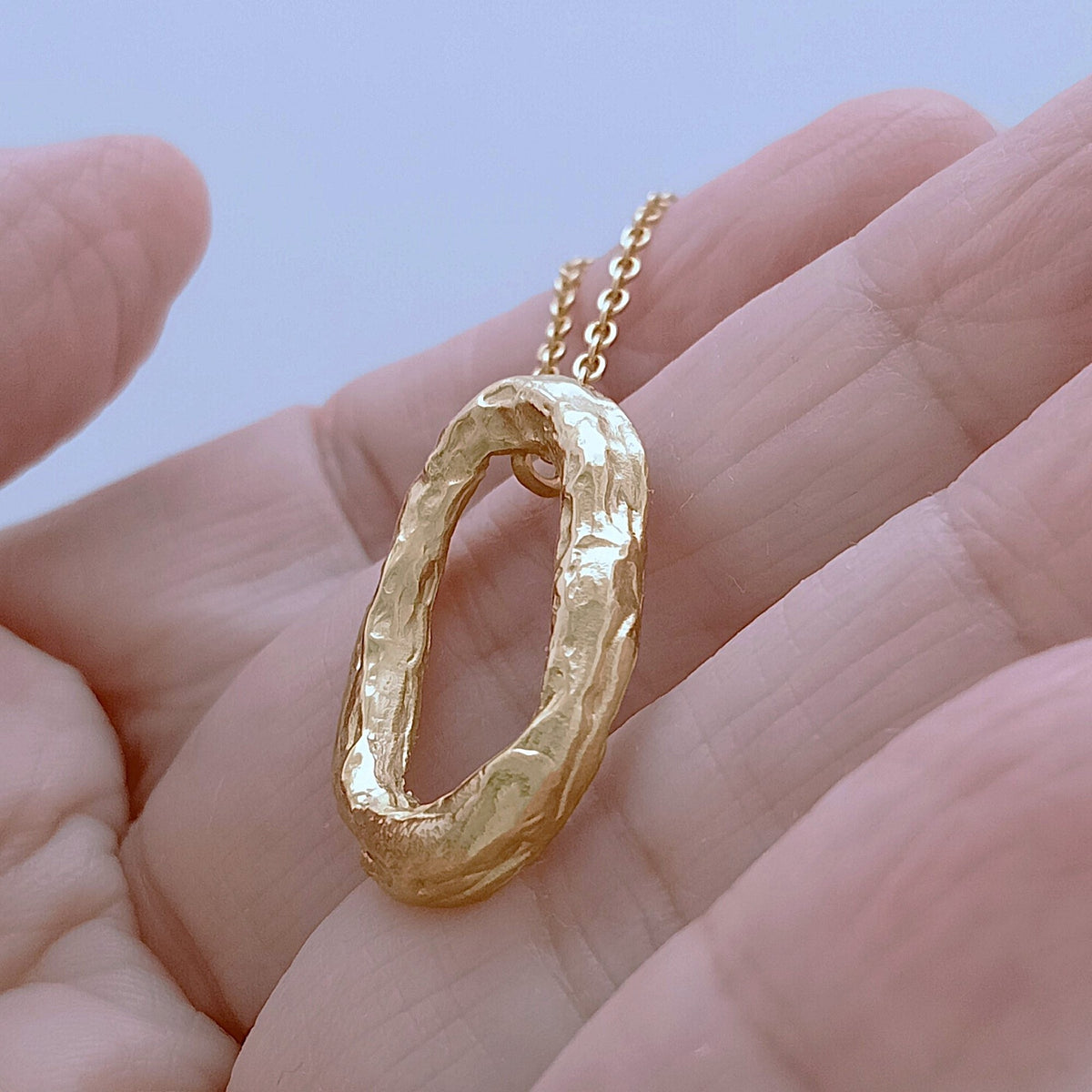 Detalle de la textura martillada del colgante Órbita en oro vermeil