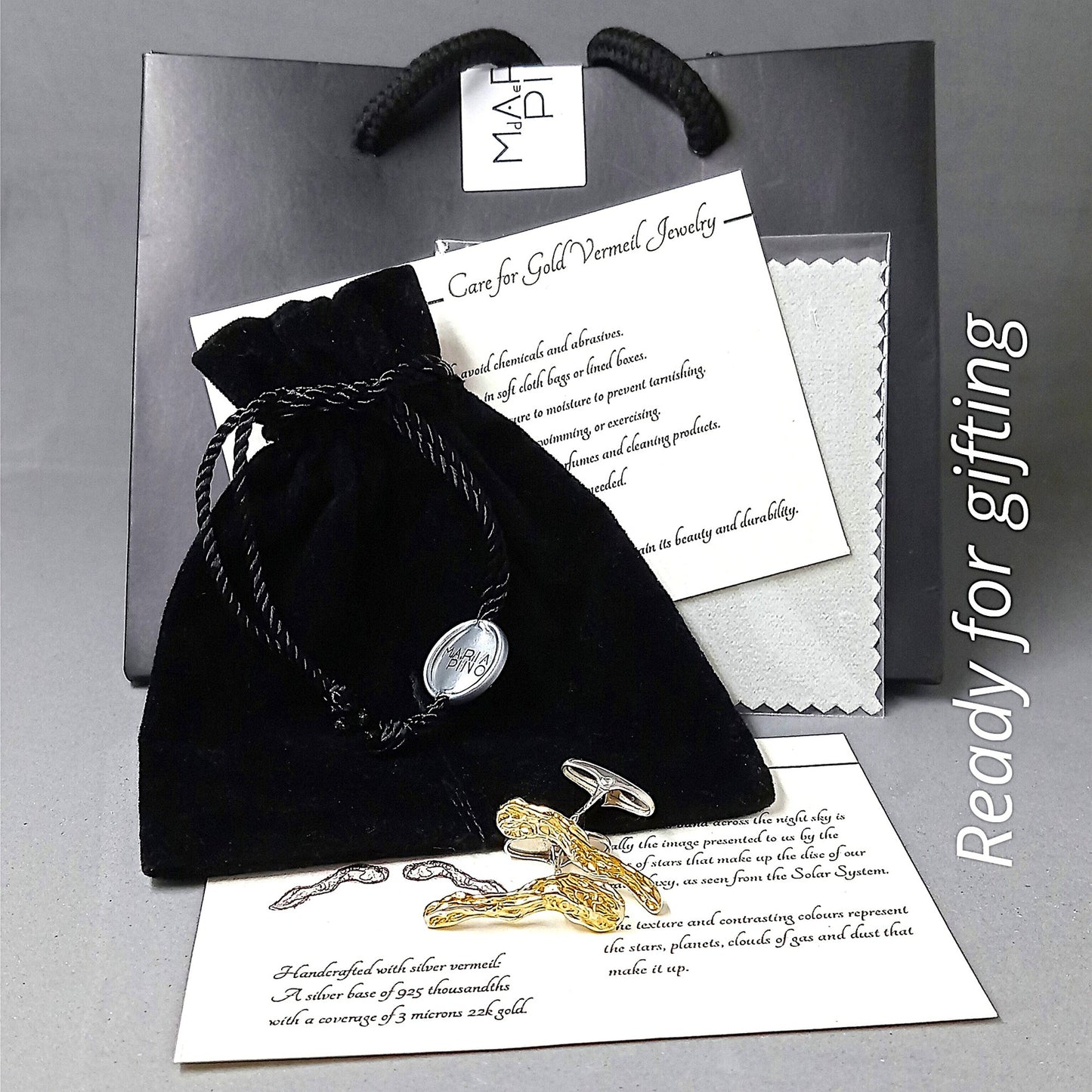 Set de gemelos de lujo con estuche de regalo, bolsa de terciopelo negro y tarjeta de cuidados de joyería "Maria Pino".