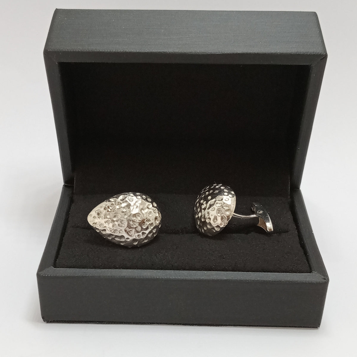 Gemelos Asteroide de plata martillada dentro de su estuche de regalo