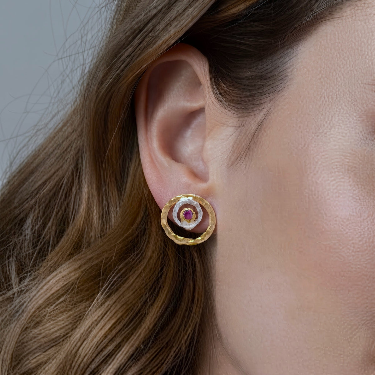 Detalle de los aros de plata y oro vermeil de los pendientes Ondas con rubí en bruto