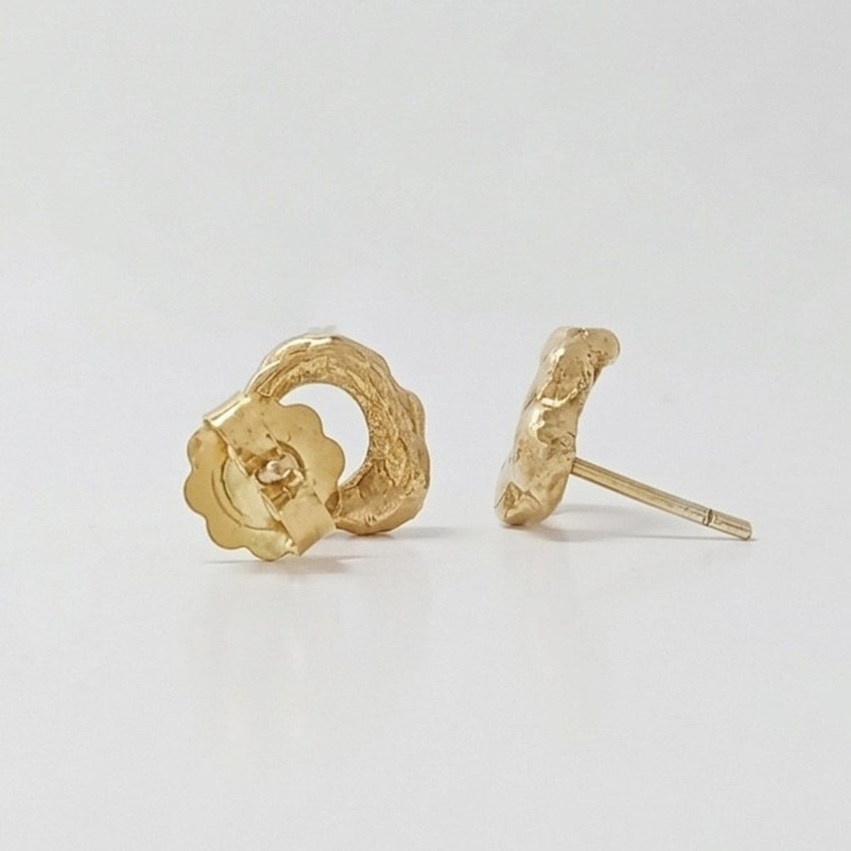 Detalle de la textura orgánica de los pendientes Agujero Negro en oro vermeil