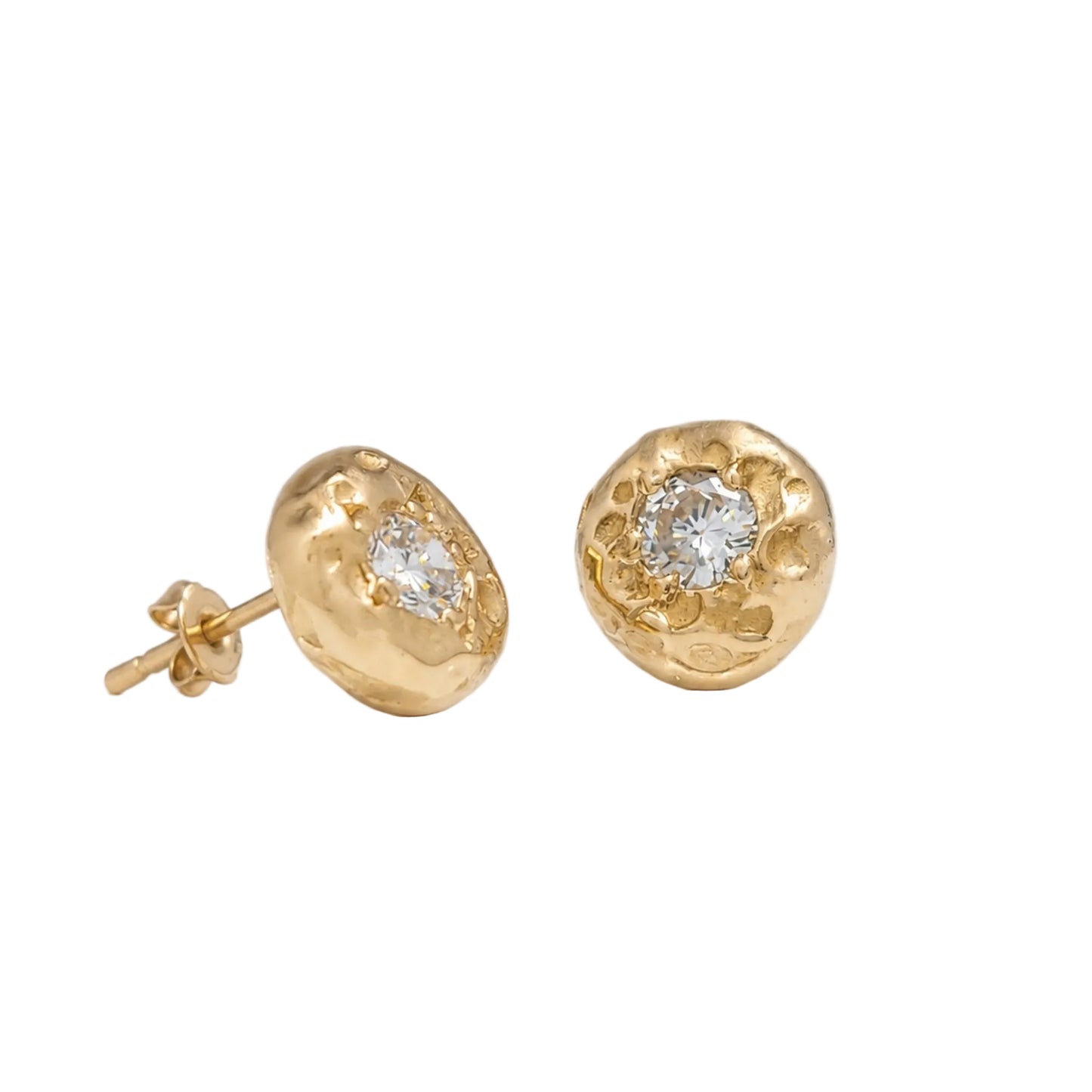 Par de pendientes de botón de oro amarillo con acabado texturizado artesanal y un diamante brillante en el centro sobre un fondo blanco.