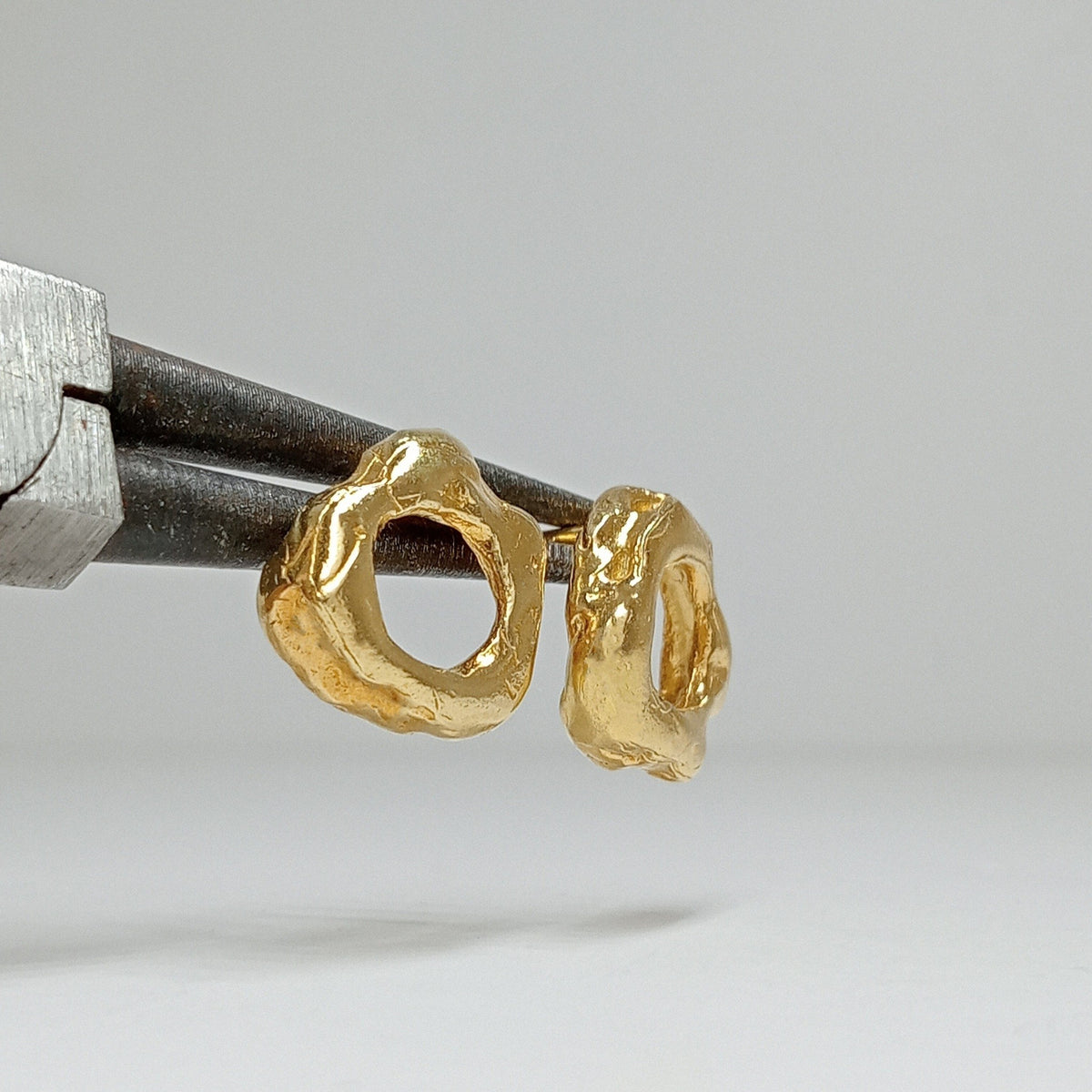 Pendientes Agujero Negro en oro vermeil para el día a día
