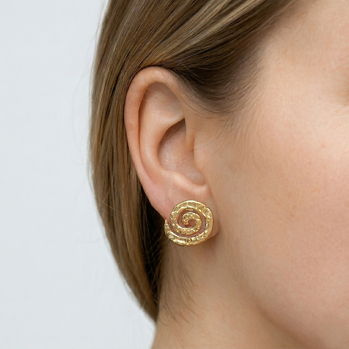 Modelo con los pendientes Galaxia de oro vermeil puestos