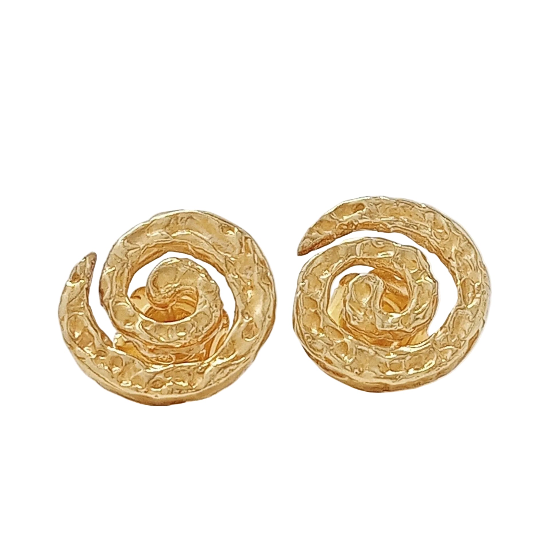 Vista frontal de primer plano de un par de pendientes de oro vermeil martillado con diseño de espiral. La textura orgánica y el acabado brillante de cada pendiente de 1,8 cm son claramente visibles, mostrando los intrincados detalles martillados de la espiral.