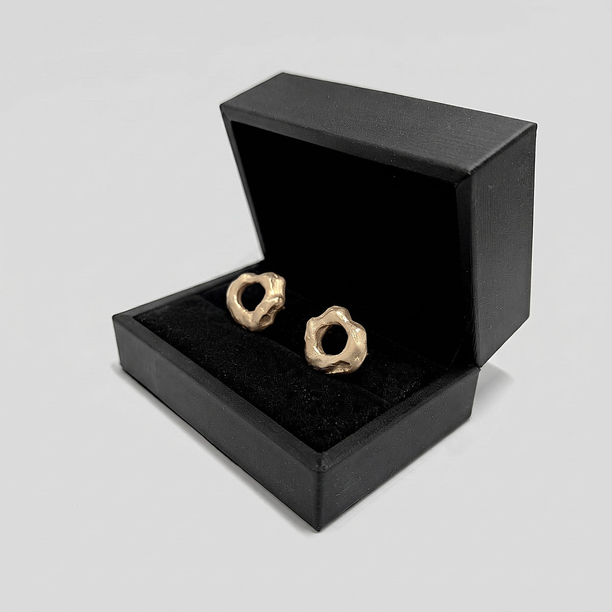 Pendientes Agujero Negro dentro de su estuche de regalo