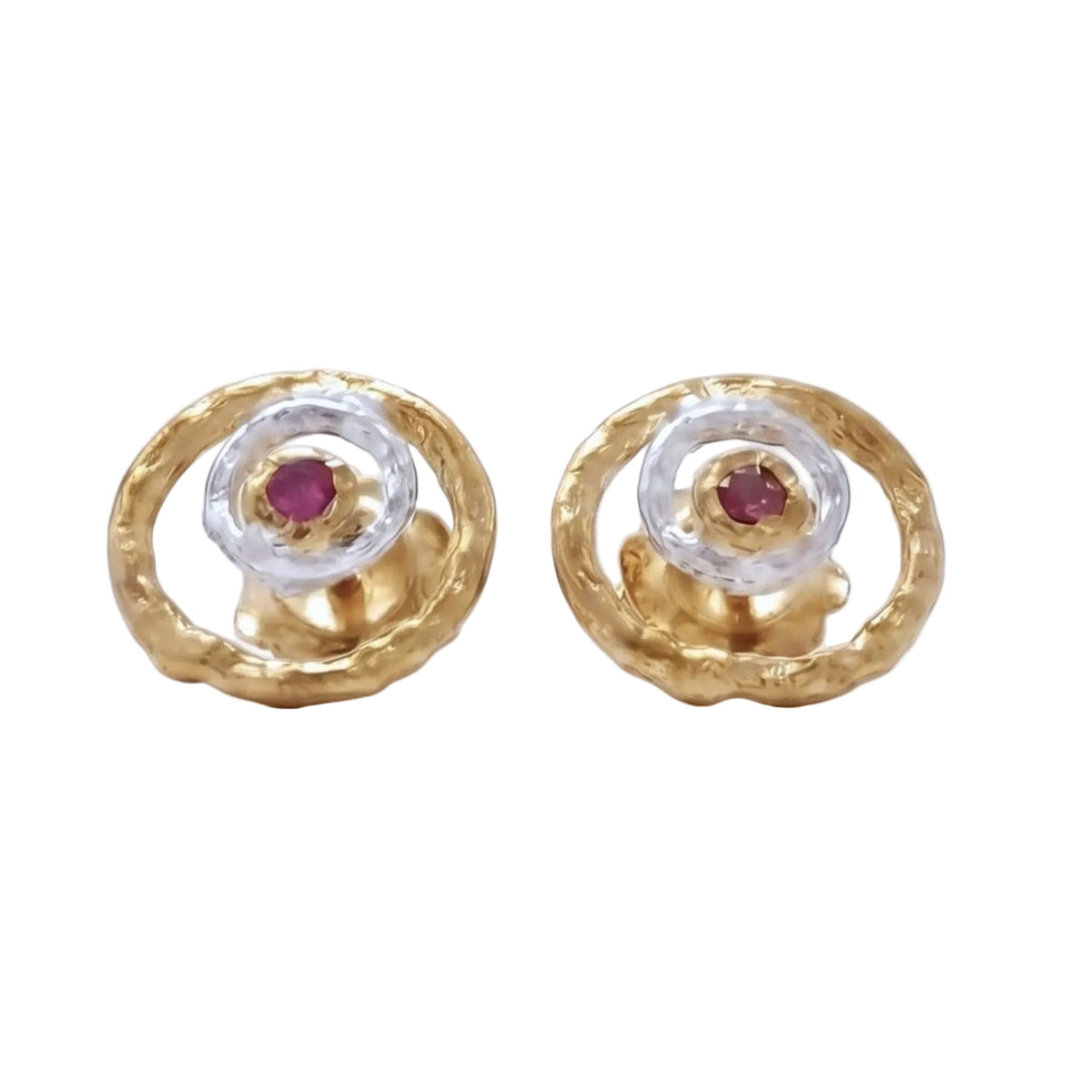 Diseño de los pendientes Ondas: aros concéntricos de plata y oro vermeil con rubí en bruto