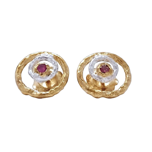 Design der Wellen-Ohrstecker: konzentrische Ringe aus Silber und Gold-Vermeil mit Rohrubin