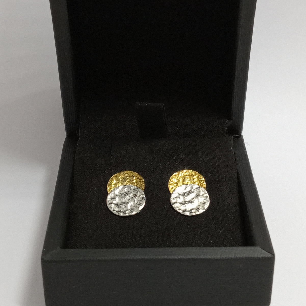Pendientes Eclipse Solar dentro de su estuche de regalo